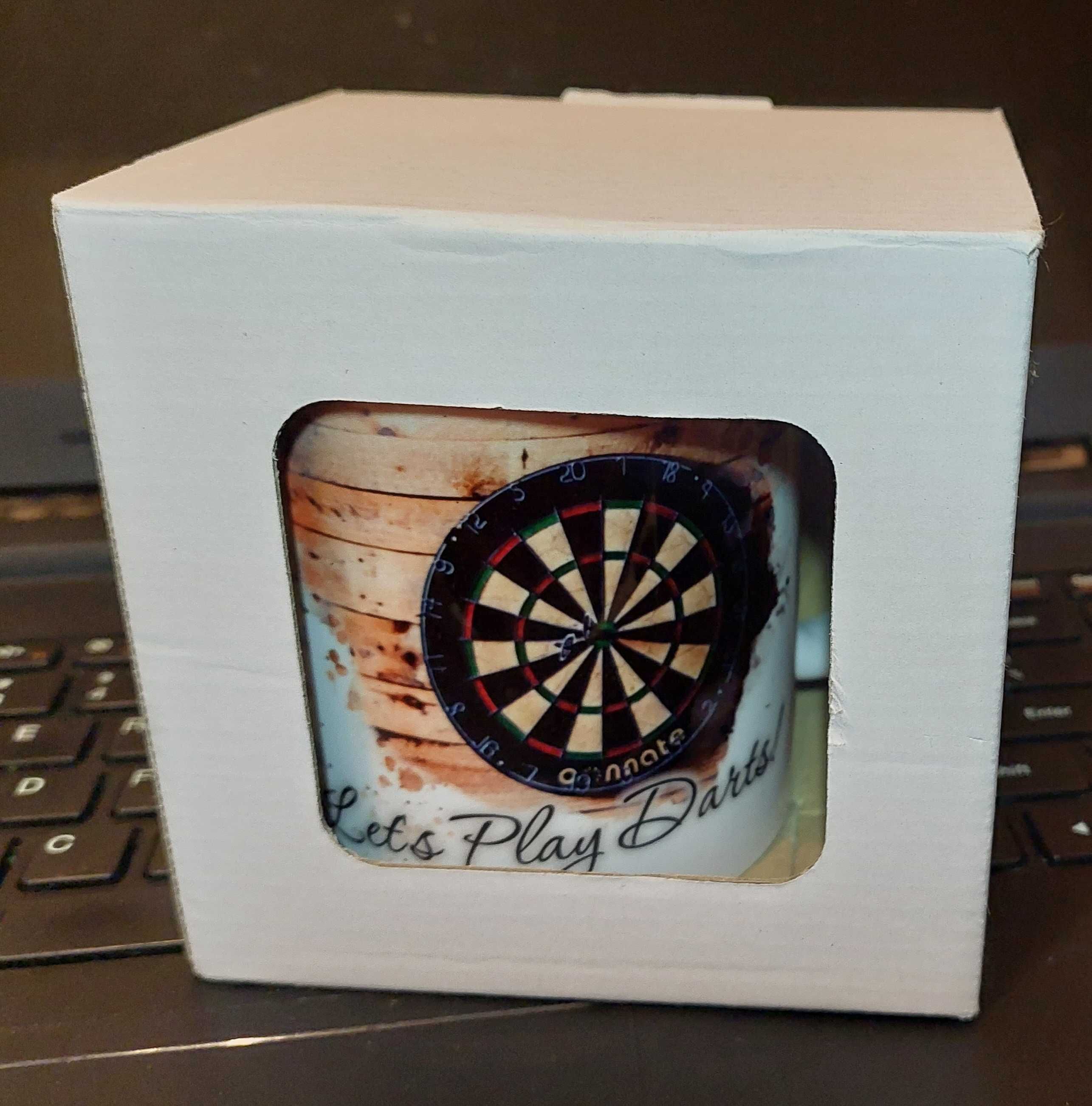 Kubek "Lets play dart" Gra Dart - słynne lotki , rzutki