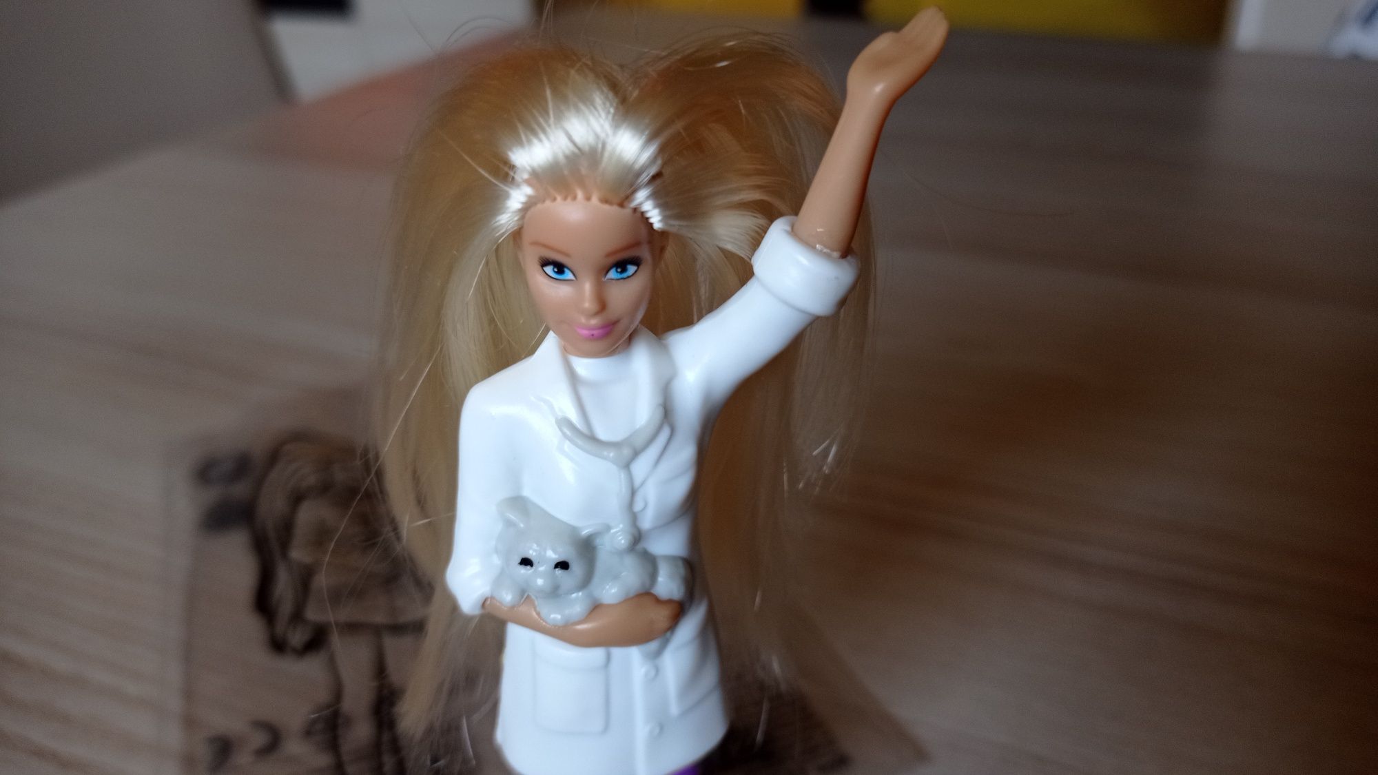 Lalka mini Barbie Mattel i kotek - lalka weterynarz z kotkiem - NOWA