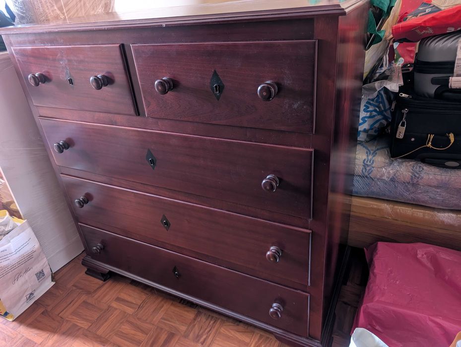 Cómoda antiga de madeira maciça