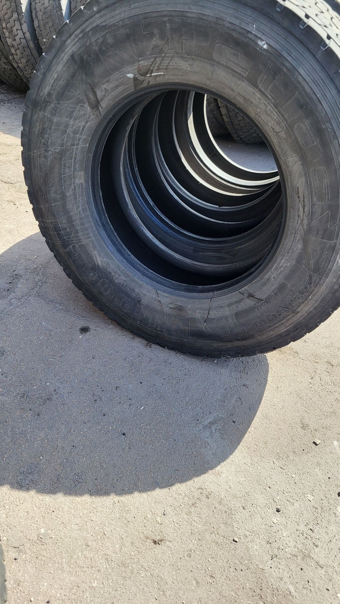 Продам шины б/у 295/80R22.5