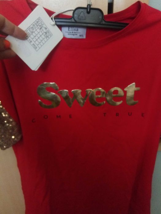 T-shirt vermelha nova com etiqueta