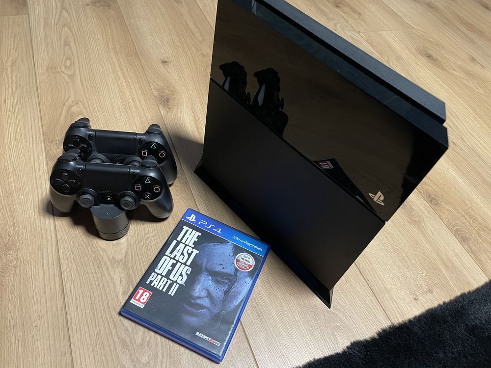 konsola playstation 4 fat + 2 pady + stacja ladujaca + the last of us