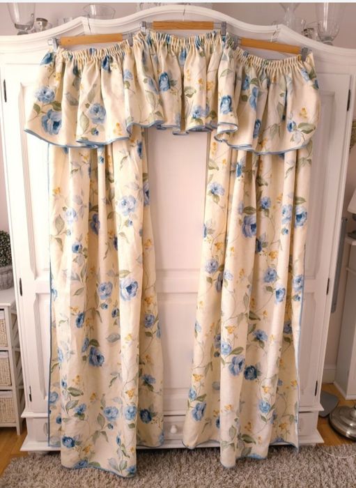 Komplet zasłon szytych na wzór angielski: 2 kotary+lambrekin