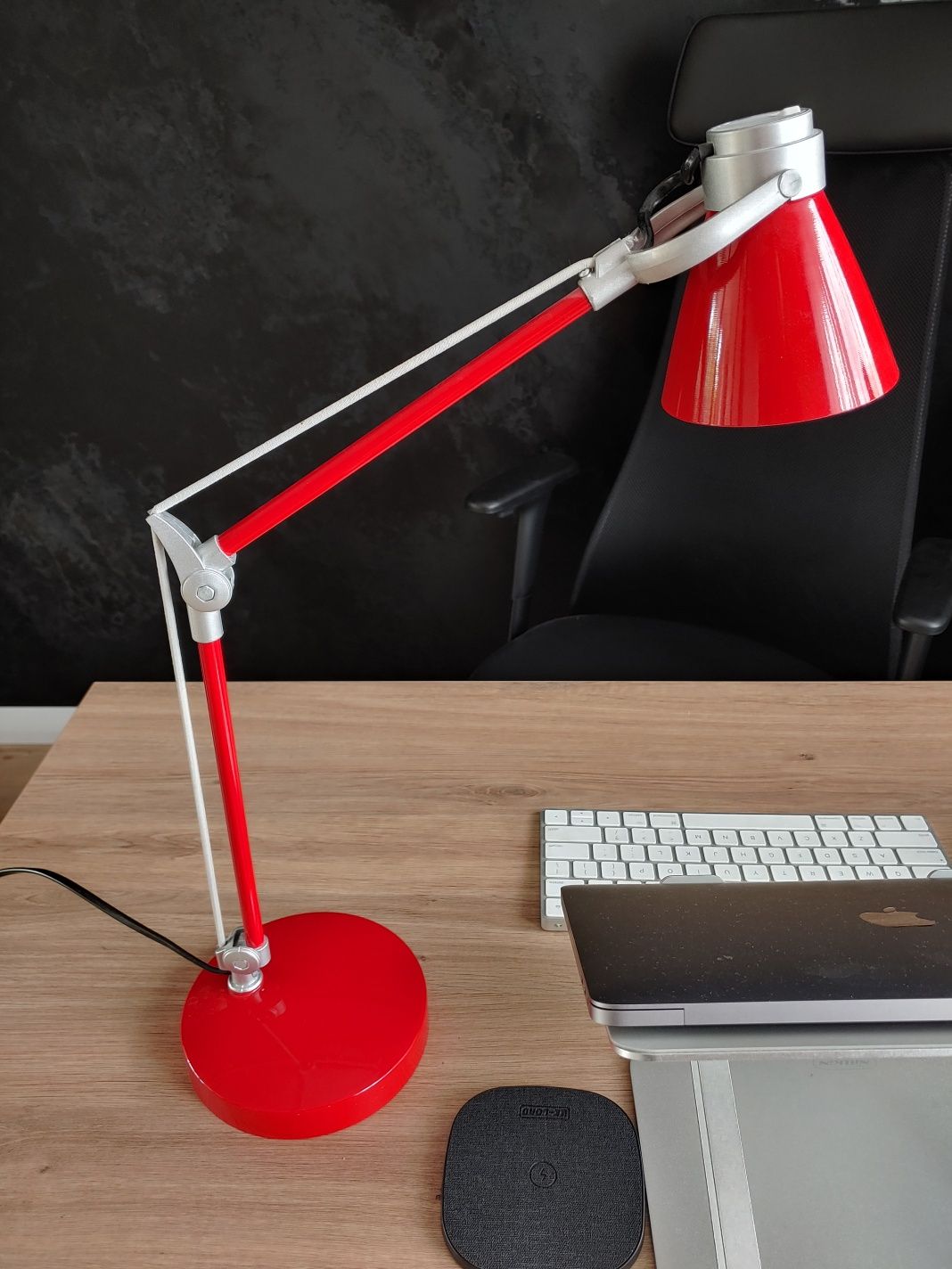 Lampka na biurko czerwona jak nowa