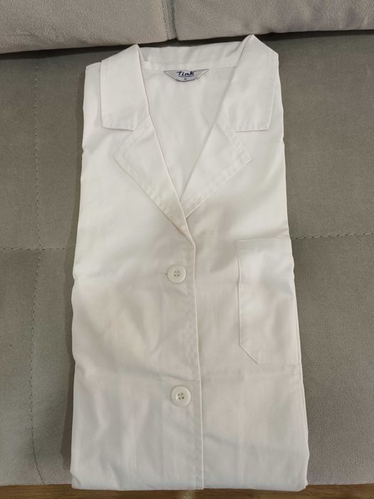 Bata branca com manga comprida e bolsos