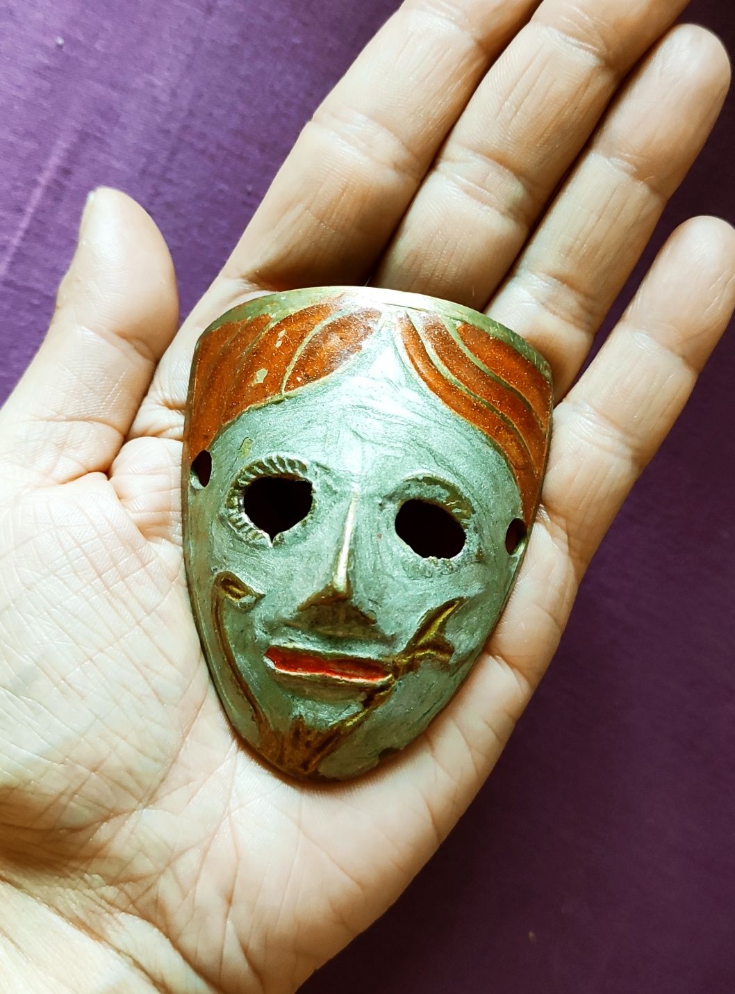 Metalowa indyjska maska ozdobna, wisiorek