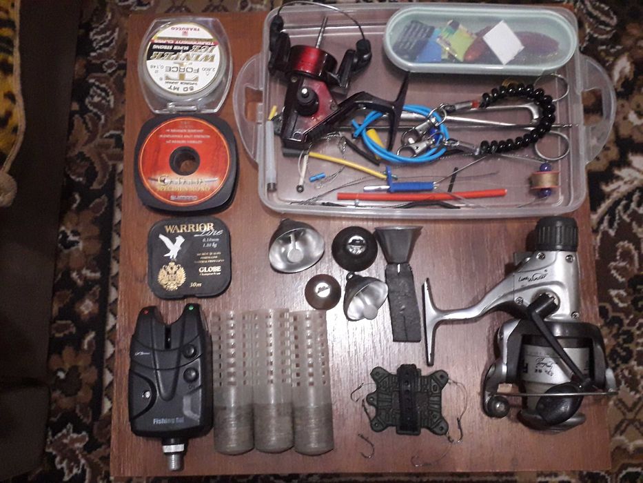 Все для рибалки, органайзер, наживка, леска, кормушки.