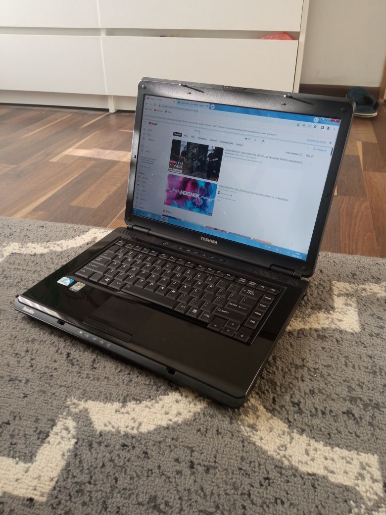 Toshiba Satellite L-305 z ładowarką. Sprawna