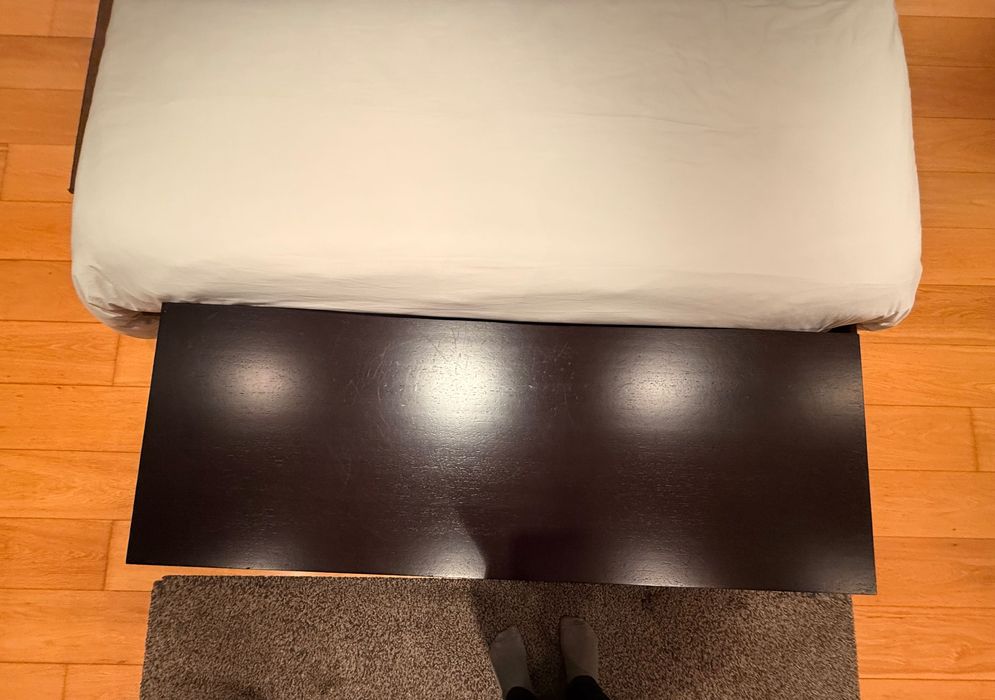 Móvel em madeira escura com linhas modernas (loja Caneiro)