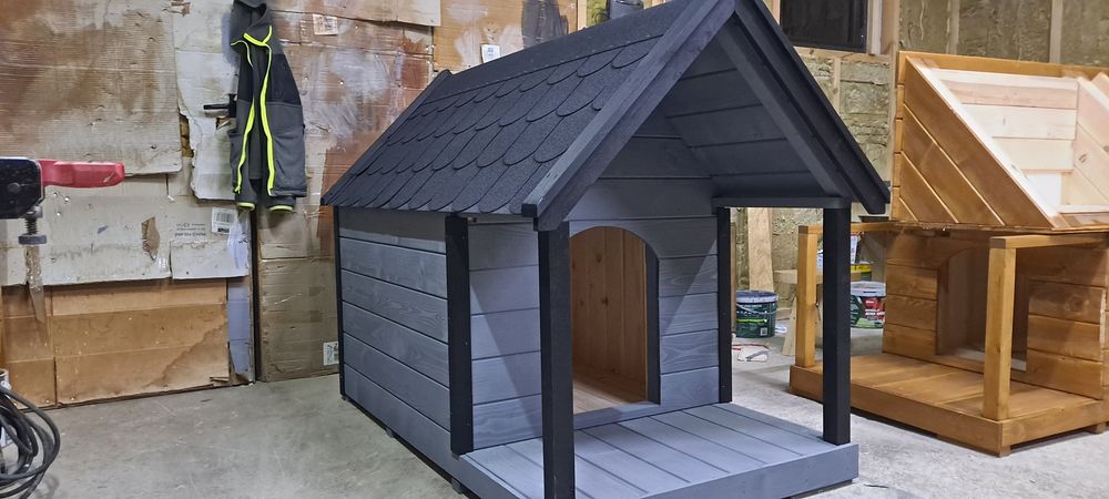 Buda dla małego psa z tarasem, ocieplana