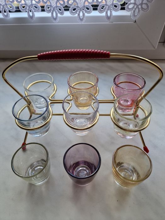 Kolorowe kieliszki na stojaku PRL