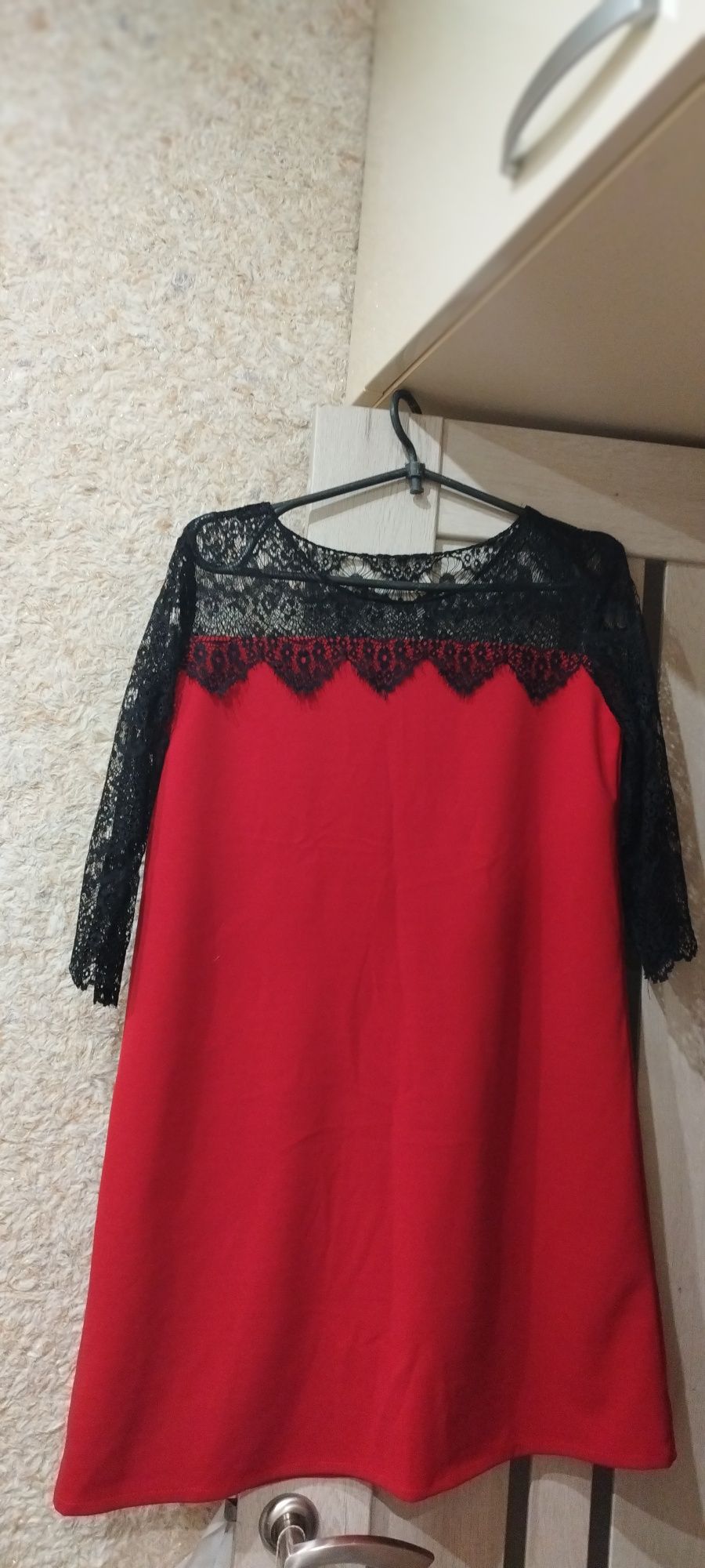 Продам червону сукню з мереживом нова