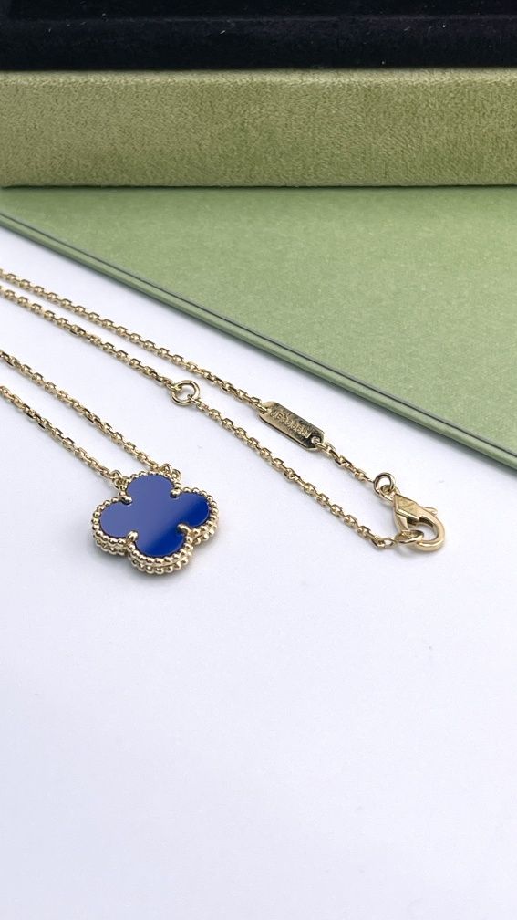 Золотая подвеска в стиле Van Cleef & Arpels.