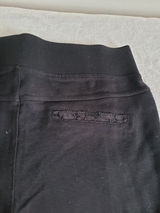 czarne spodnie z koronkowymi elementami