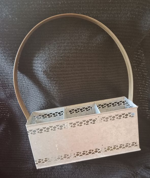 Cesta em latão e zinco trabalhado.