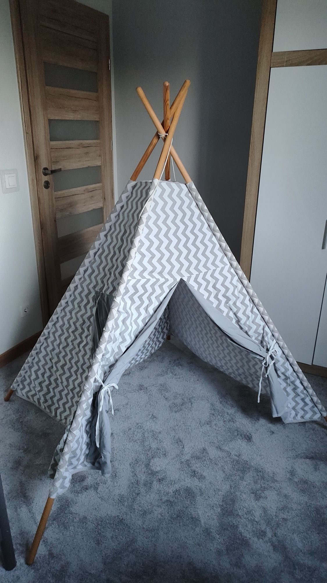 Tipi dla dzieci  na solidnych kijach