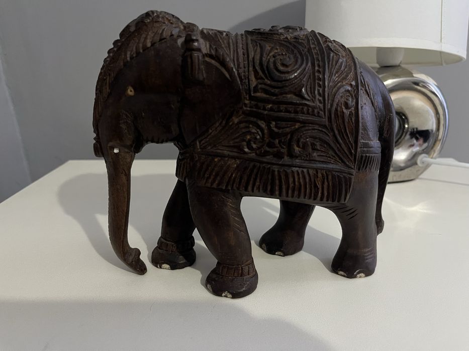 Słoń indyjski z drewna