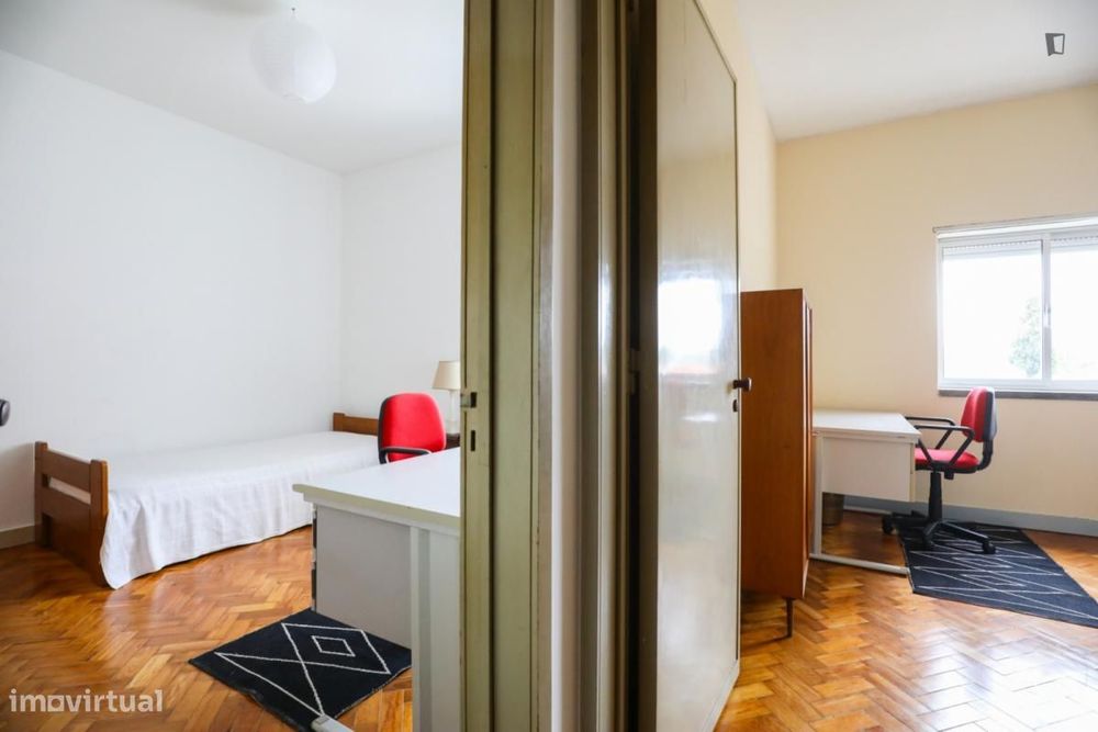Quarto - localizado em Olivais Lisbon