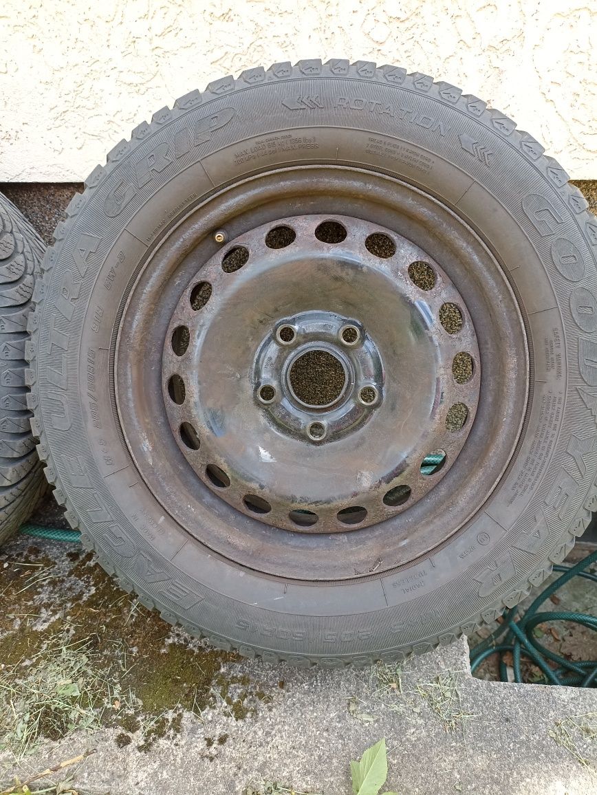 4 opony zimowe 205/60R15 Goodyear Eagle ulta grip felgi VW golf, 6 mm
