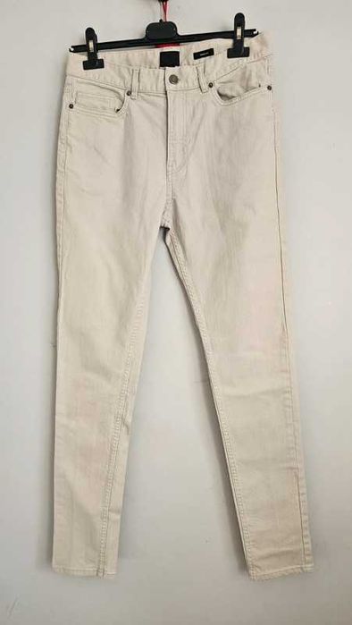 Beżowe jeansy rurki skinny fit