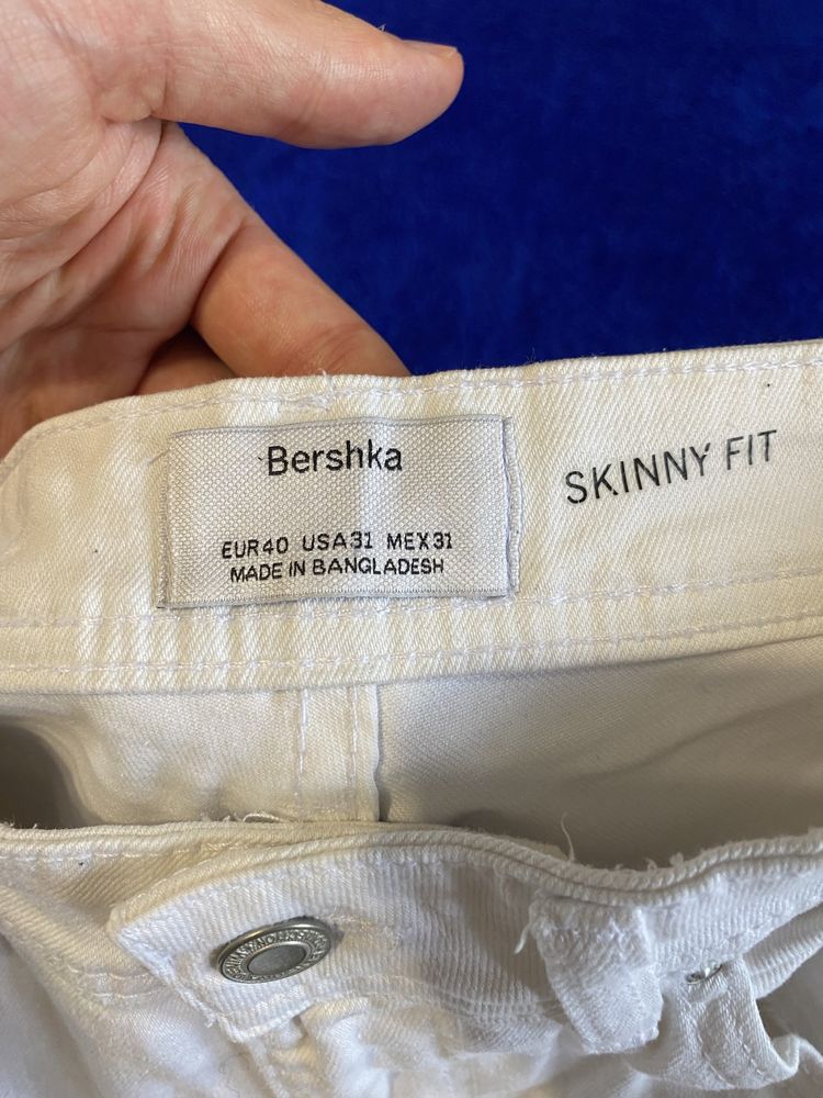Білі чоловічі джинси Bershka