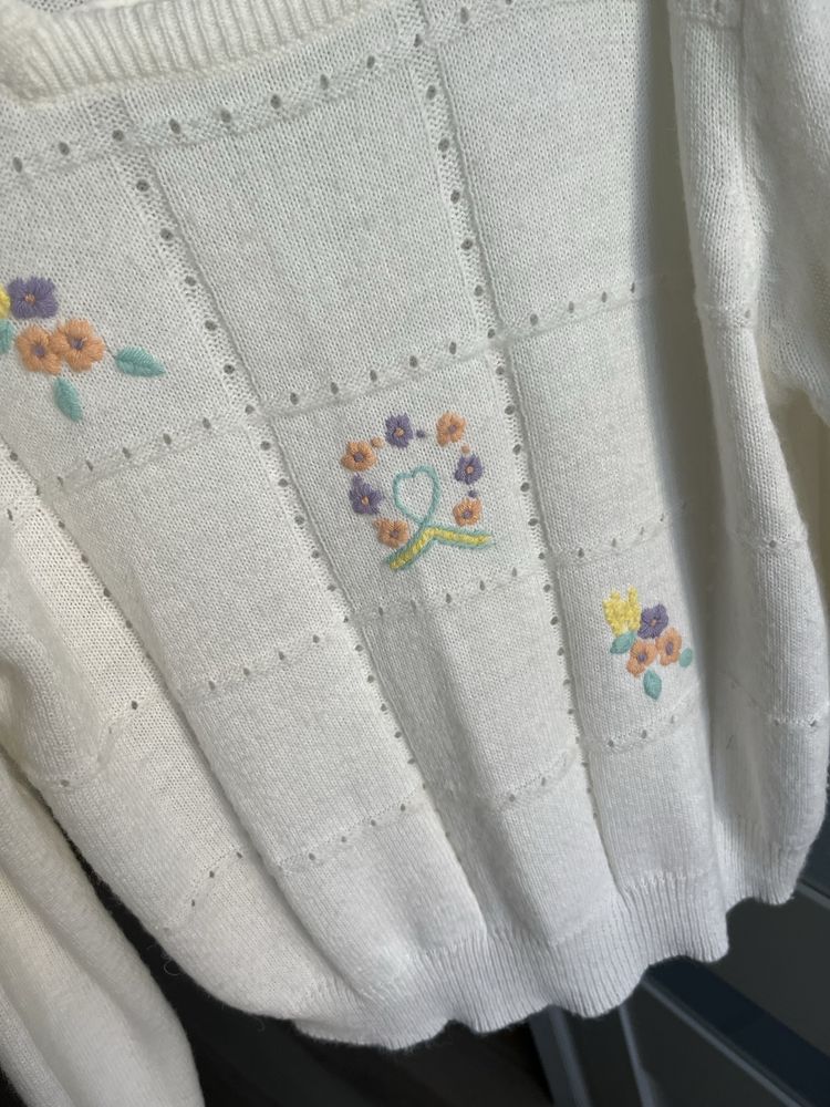 Sweter z haftem w kwiaty