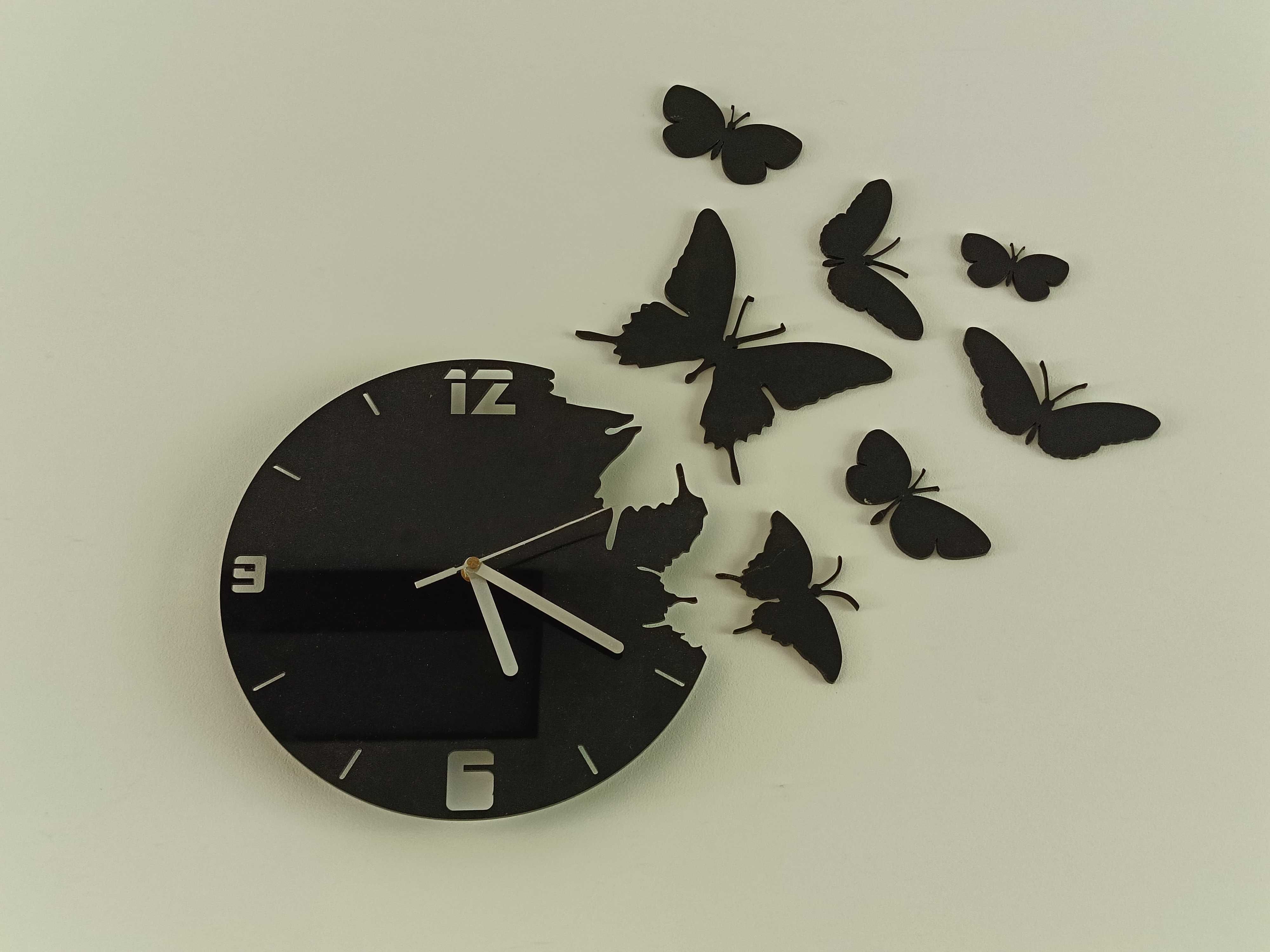 Zegar ścienny z motylkami