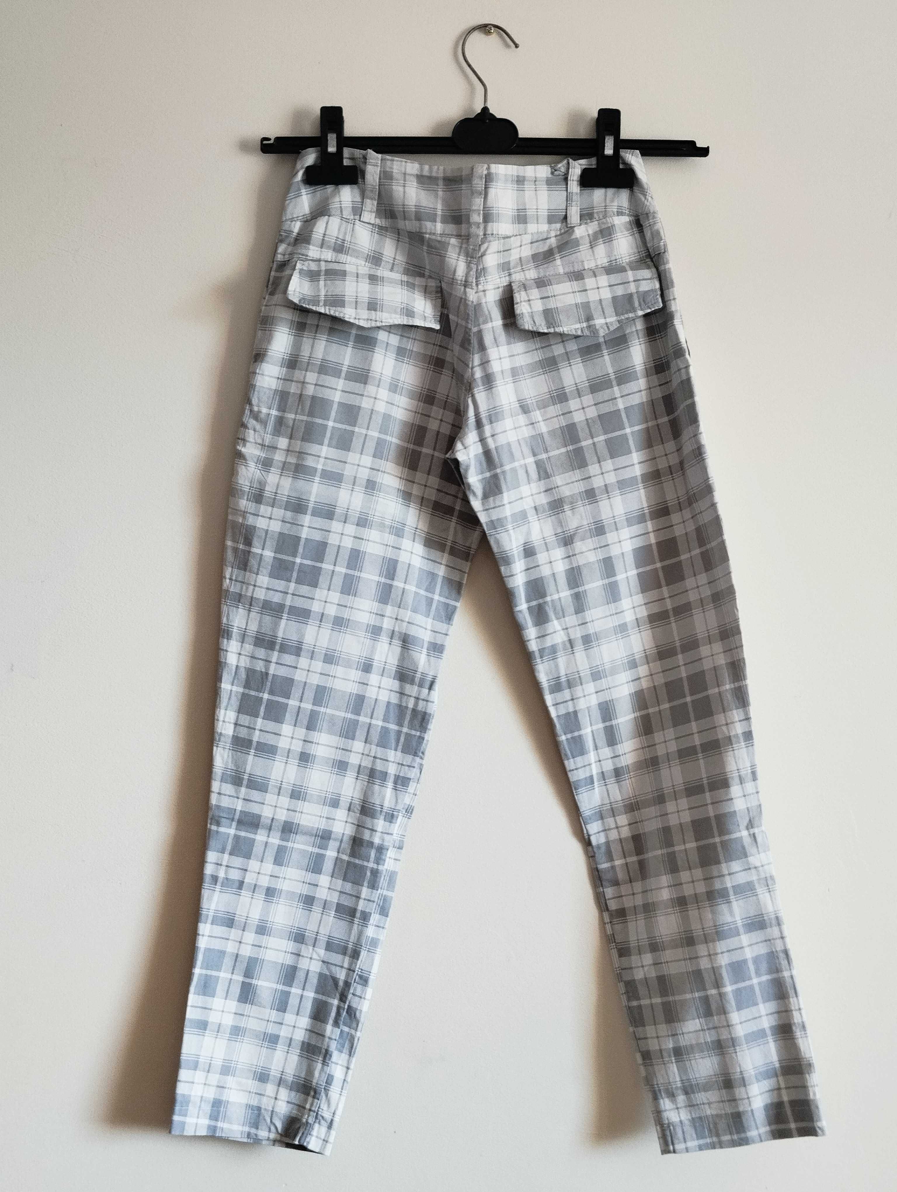 Spodnie chinosy biodrówki wykonane z bawełny