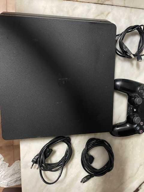 PS 4 em bom estado com 3 jogos