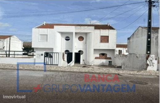 Moradia T3, de 2 pisos, implantada em terreno com 155m², em Elvas