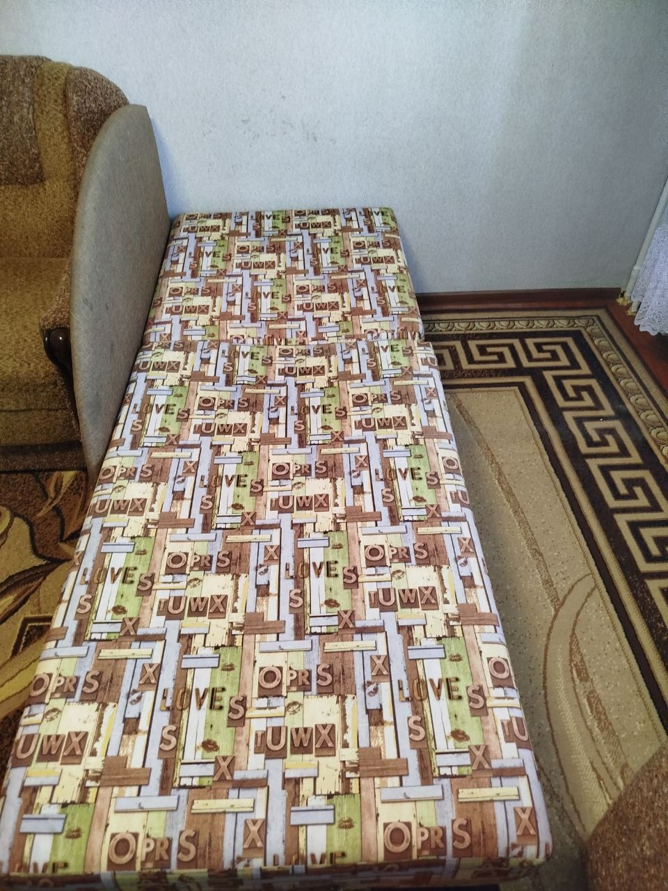Продається софа 80/200. Ціна 4000 грн . Торг.