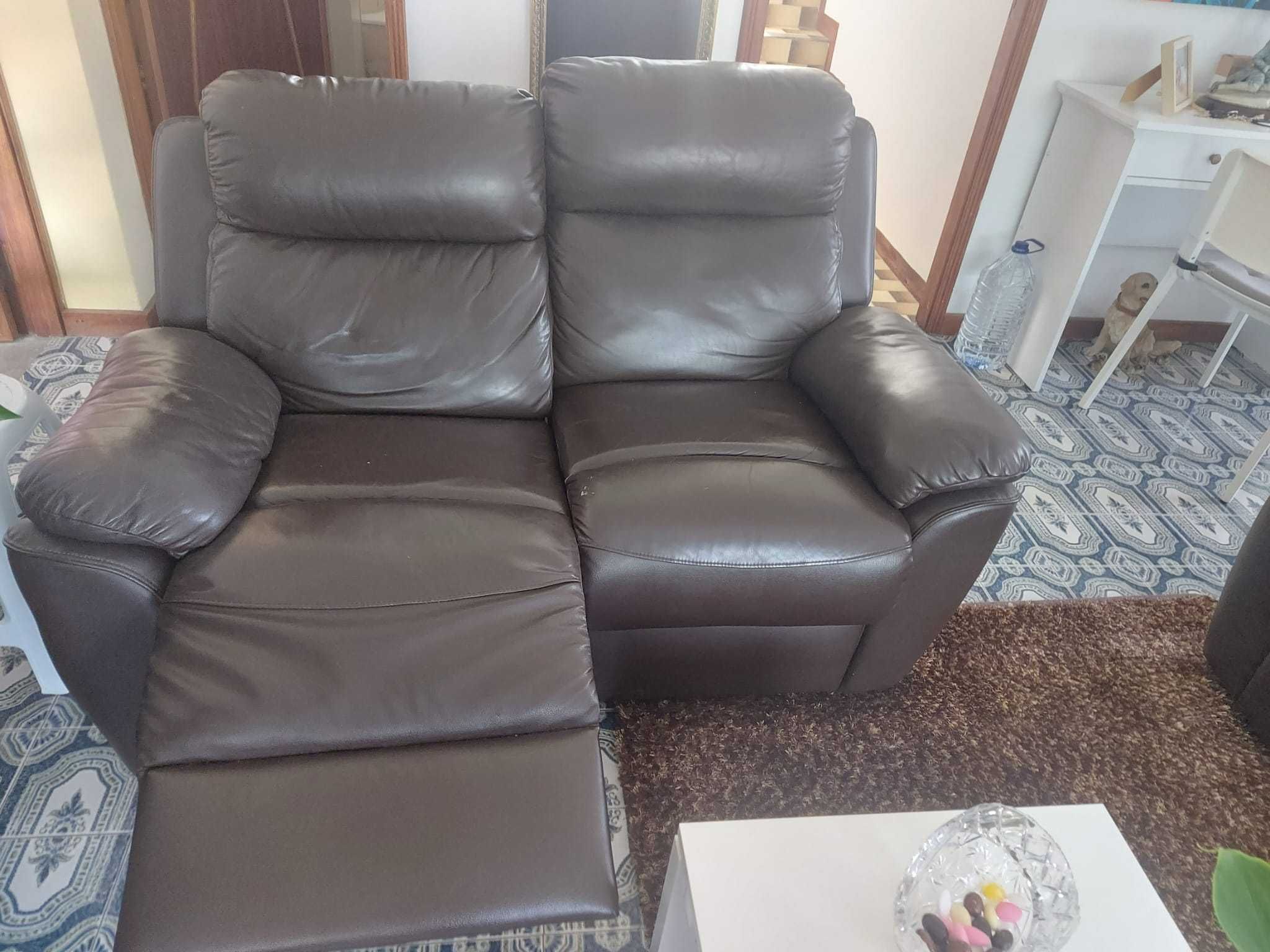 Sofas de pele , cor castanho, usado