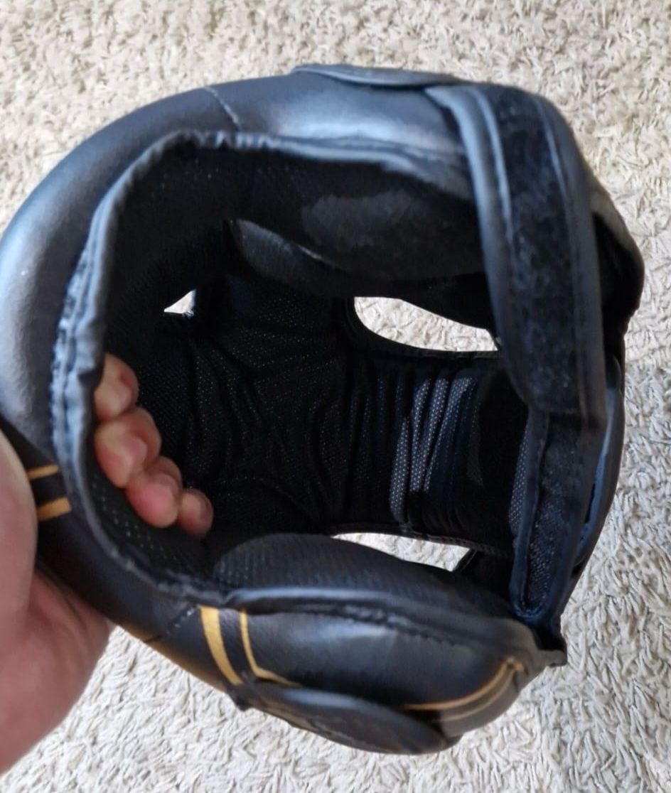 Capacete FUJIMAE sparring c/ barra de ferro (Preto e Dourado, Tam. M)