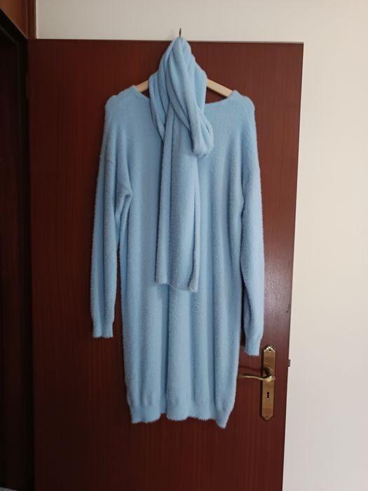 Vestido em lã muito quente com cachecol