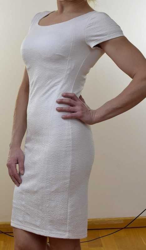 Efektowna biała sukienka, tłoczony wzór r.36