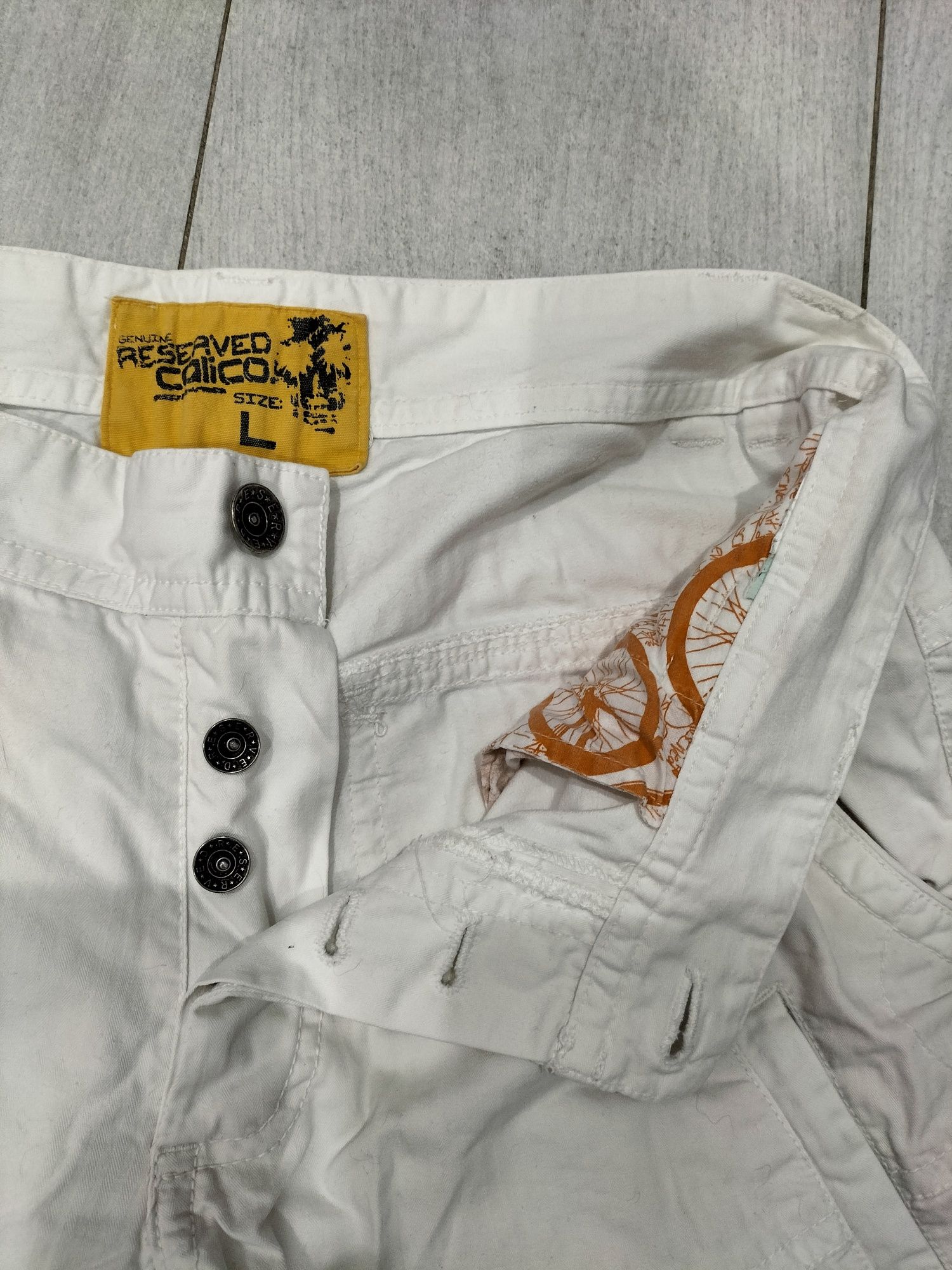 Białe letnie spodnie męskie Reserved