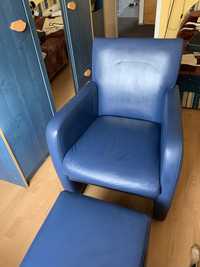 Fotel skórzany na kółkach z podnóżkiem