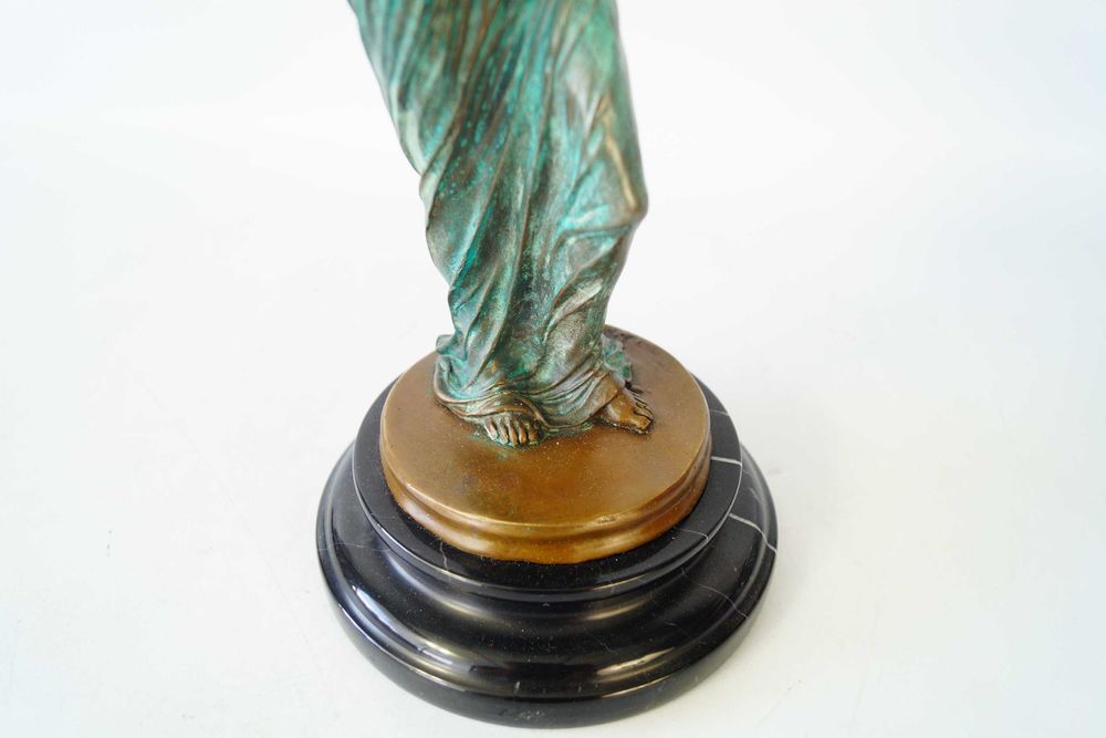 Kobieta ze skrzypcami figura z brązu skrzypaczka patyna