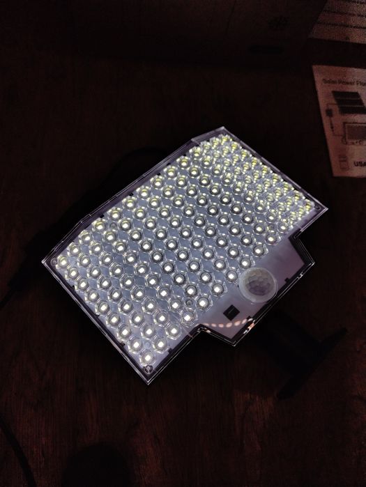 Прожектор вуличний на сонячній панелі та а