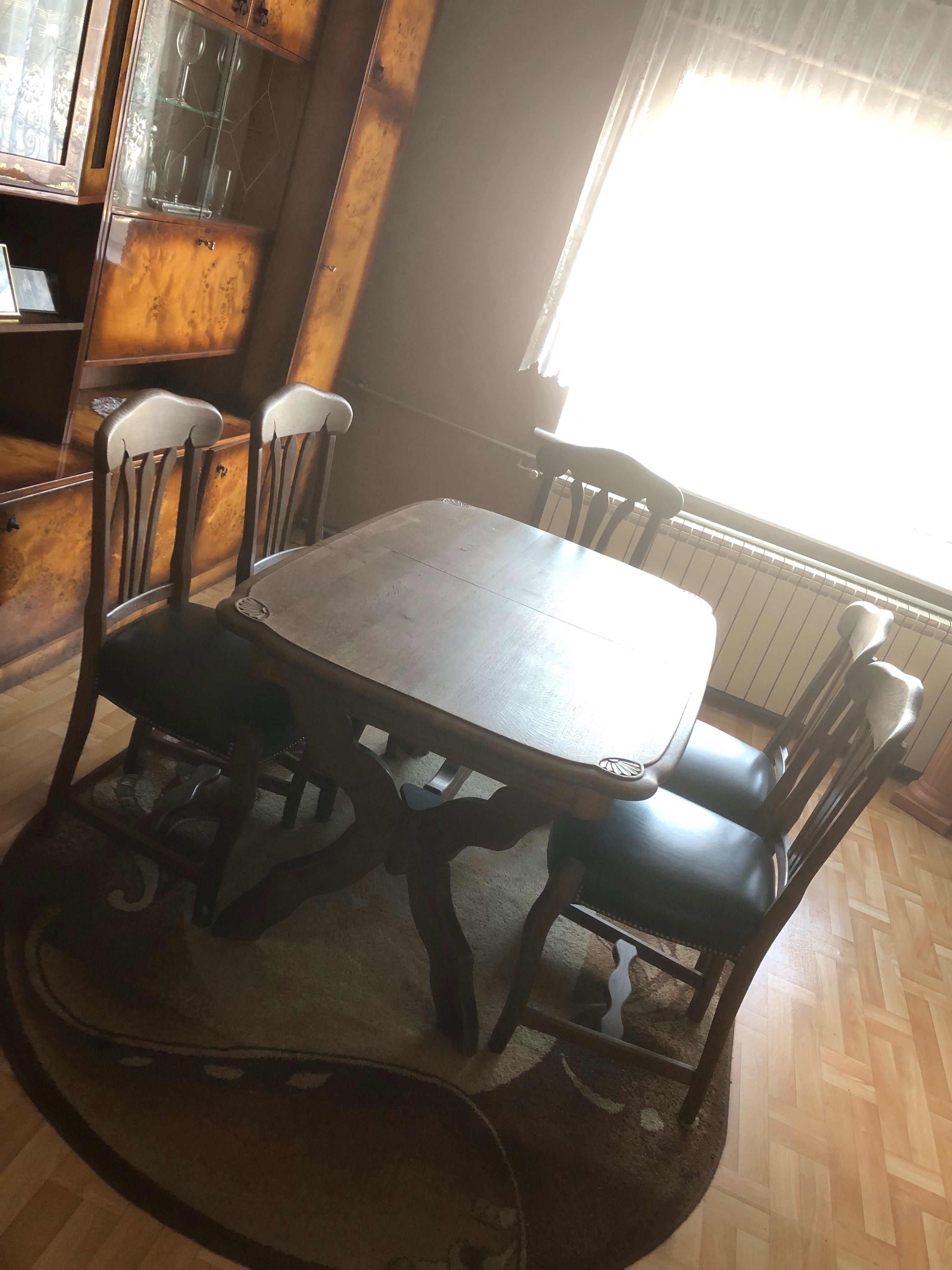 Stół i pięć krzeseł