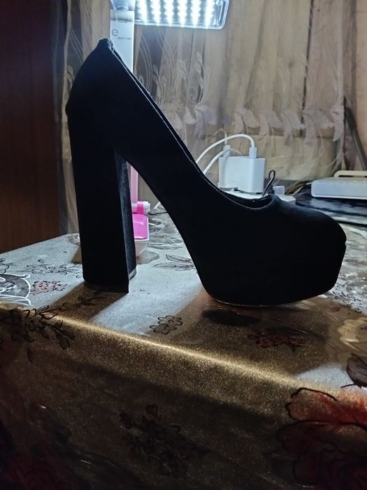 Продам туфлі на підборах