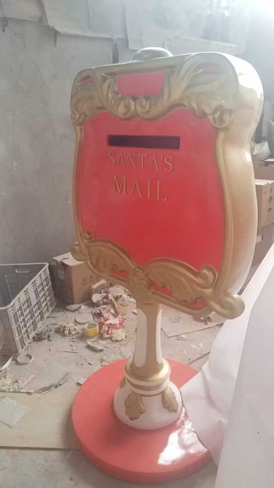 Cadeirão e marcos de Correio.