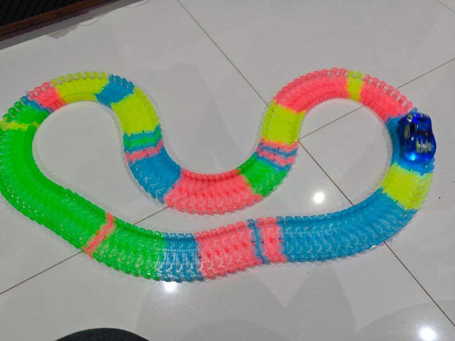 Tory samochodowe świecące magic track z autkiem