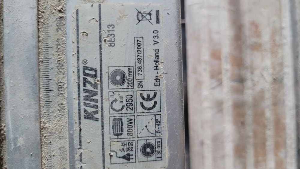 Плиткоріз в робочому стані