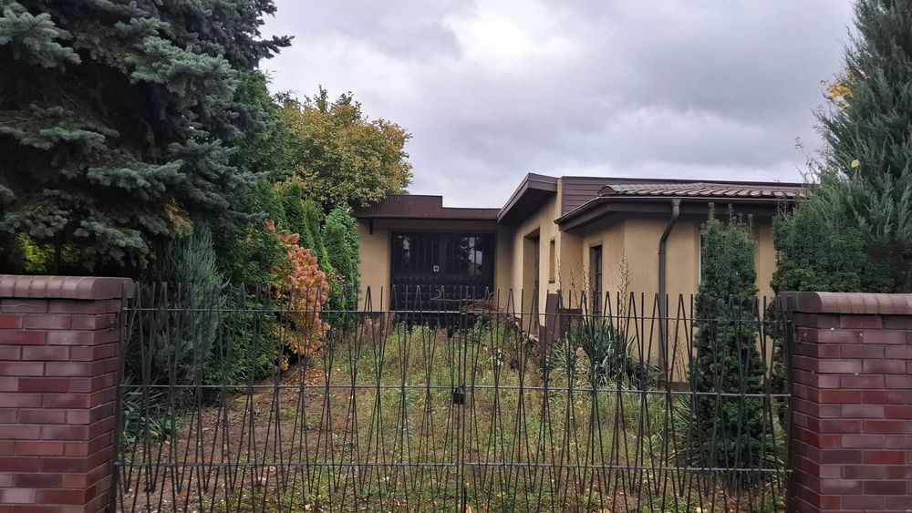 Dom z dużą działką, ogrodem i budynkiem gospodarczym – Radomsko