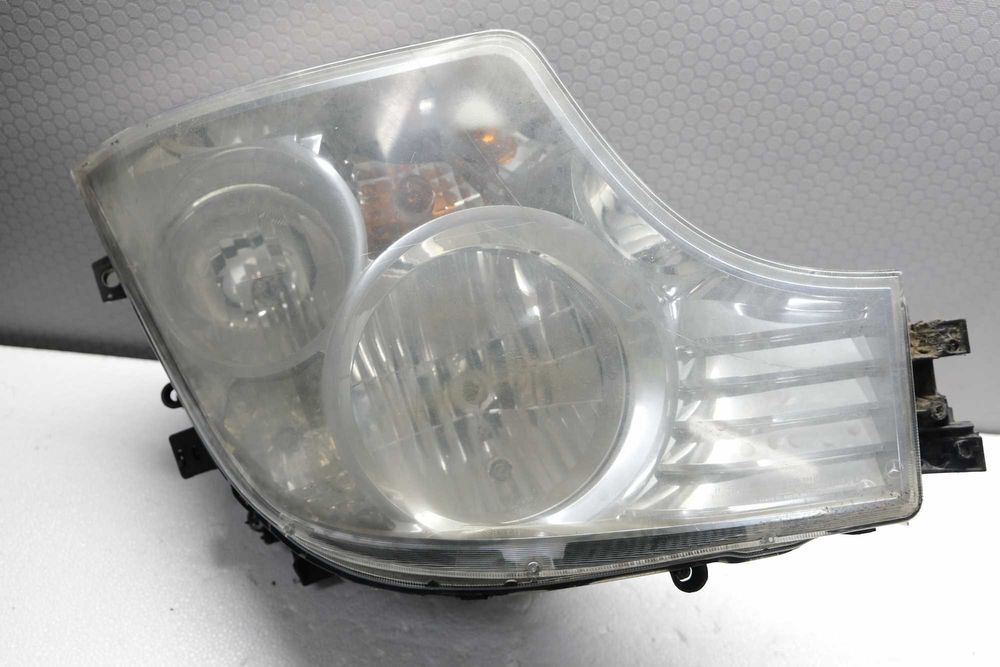 Lampa prawy przód Mercedes Actros mp4