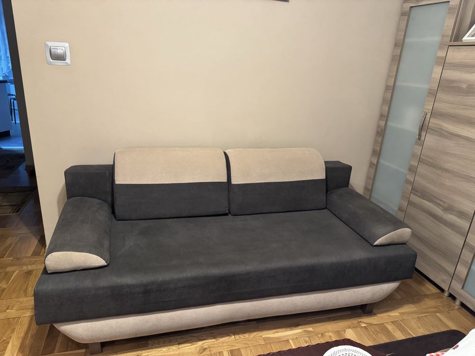 Sofa rozkładana z poduszkami