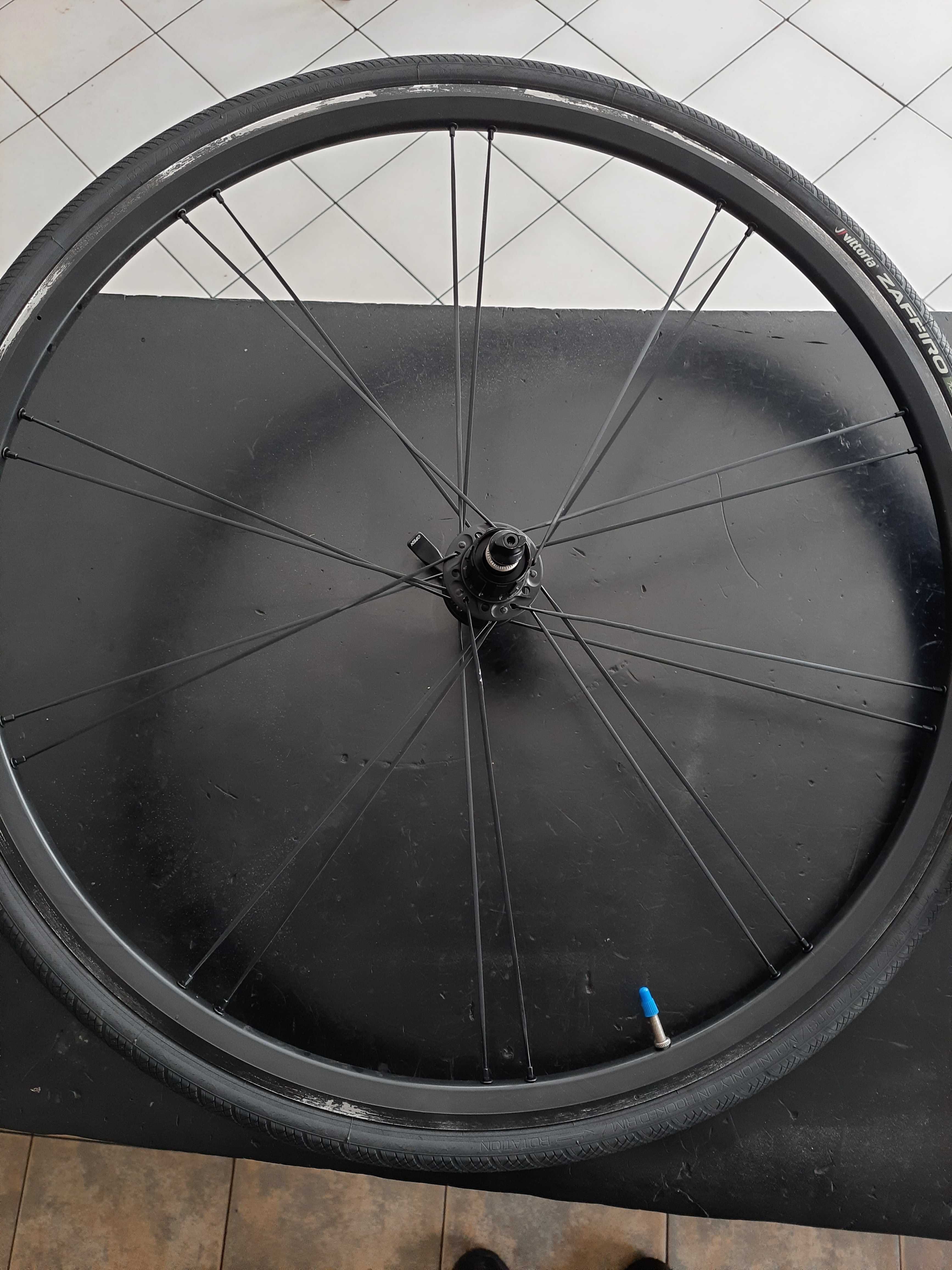 Pares rodas de estrada com pneus Bontrager Race Lite 11v