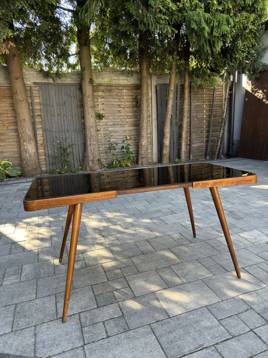 Stolik z czarnym szklanym blatem.Jiroutek.Czechoslowacja.