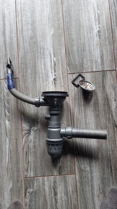 Продам нержавіючу мийку на кухню.